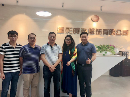 泰莲娜陈昭荣董事长（中间）与技术团队和雅量CEO李伟桥女士一行合影
